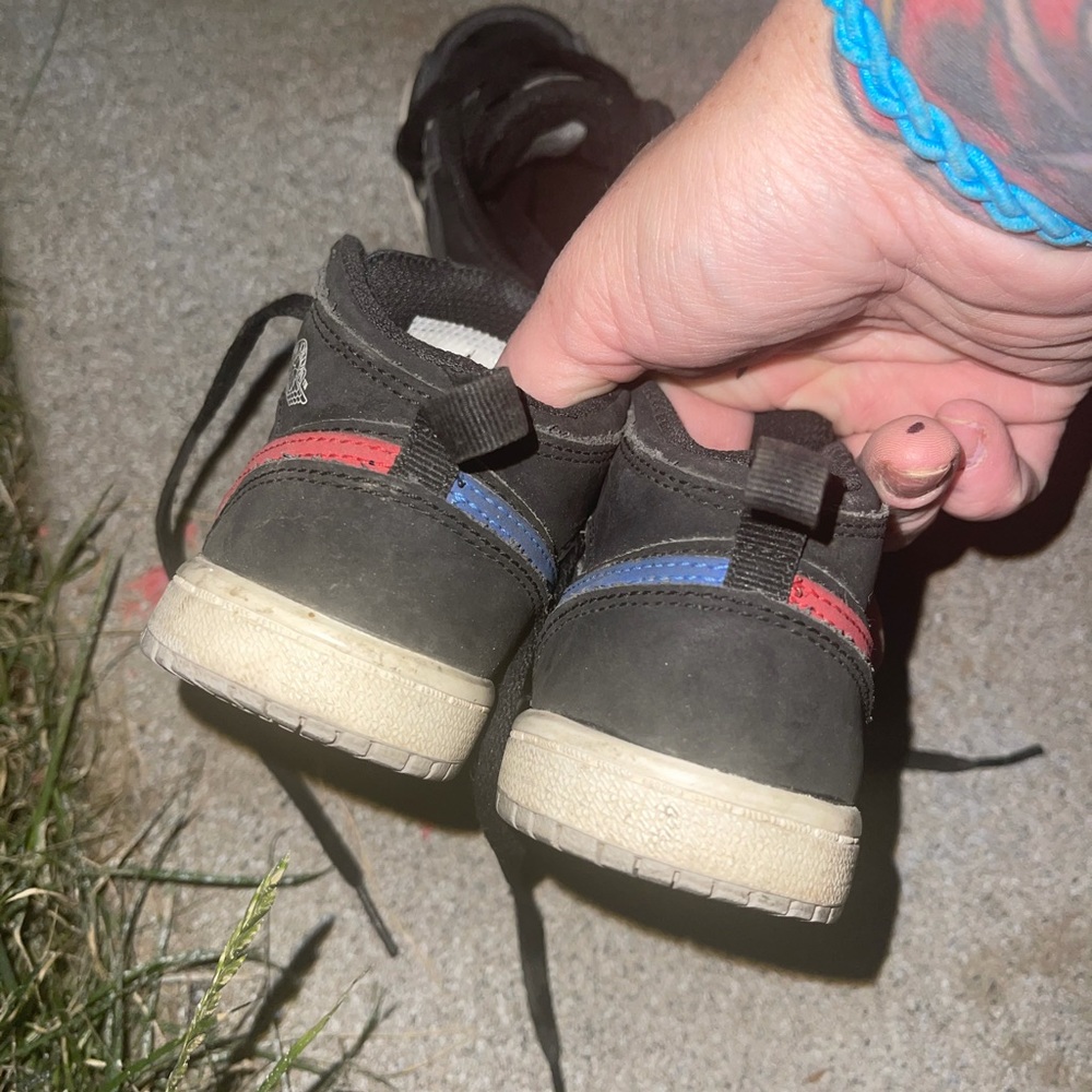 Nikes - Picture 3 of 4